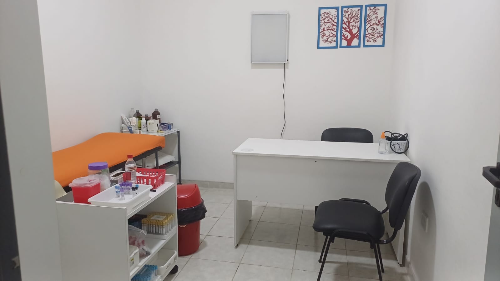 Consultorio con camilla