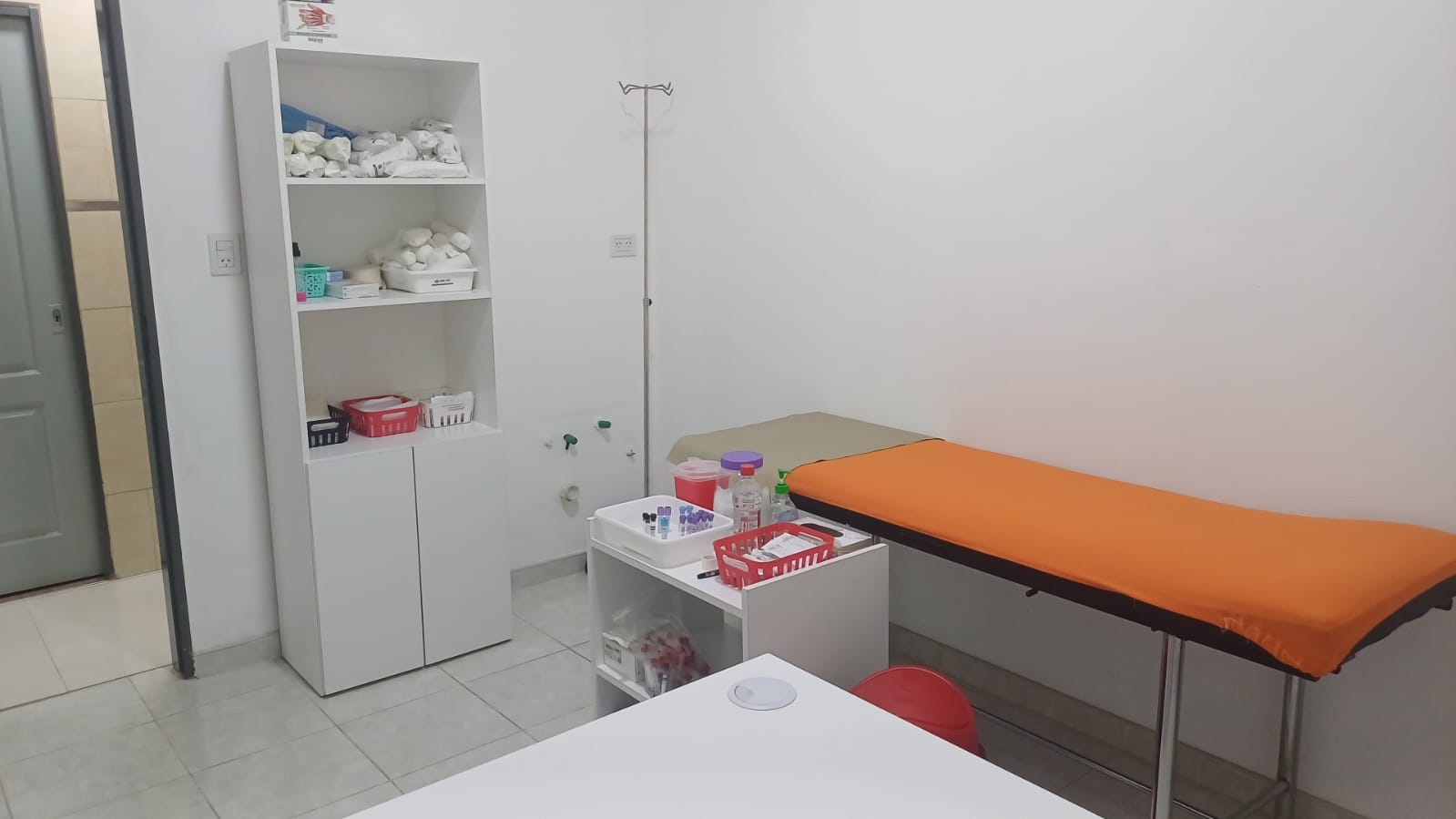 Sala médica con equipamiento